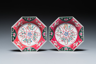 Paire d'assiettes de forme octogonale en porcelaine de Chine famille rose au fond rubis, Yongzheng