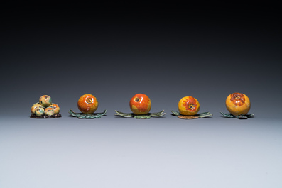 Quatre pommes &agrave; suspendre en fa&iuml;ence polychrome de Delft et une pi&egrave;ce d&eacute;corative aux poires et pommes, 18&egrave;me