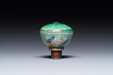 Rare pipe &agrave; opium en porcelaine de Chine aux sujets narratifs, 19&egrave;me