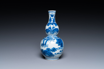 Vase de forme double gourde en porcelaine de Chine en bleu et blanc figurant un sage et deux &eacute;tudiants, &eacute;poque Transition
