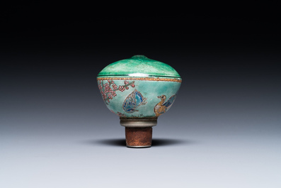 Rare pipe &agrave; opium en porcelaine de Chine aux sujets narratifs, 19&egrave;me