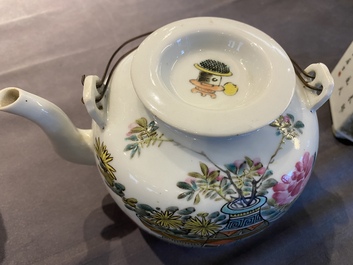 Een Chinese qianjiang cai theepot met decor van antiquiteiten, gesigneerd Dai Yucheng 戴裕成, gedateerd 1895