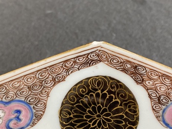 Trois plats de forme octogonale en porcelaine de Chine famille rose,  Yongzheng/Qianlong
