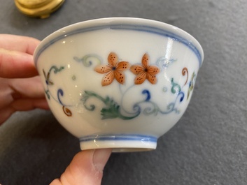 Een Chinese doucai kom met floraal decor, Yongzheng merk en mogelijk periode