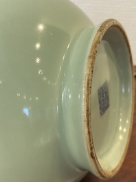Vase de forme 'hu' en porcelaine de Chine &agrave; &eacute;mail c&eacute;ladon, marque de Qianlong, 19/20&egrave;me
