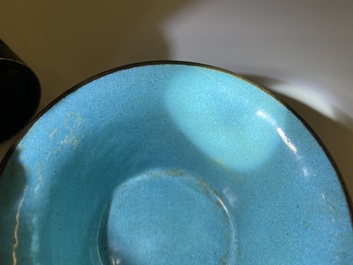 Deux bols en &eacute;maux de Canton &agrave; fond bleu, Chine, Qianlong/Jiaqing