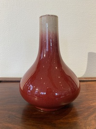 Vase de forme bouteille en porcelaine de Chine &agrave; &eacute;mail langyao, 18/19&egrave;me