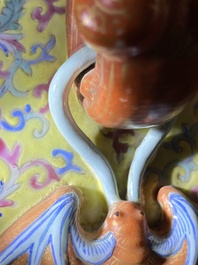 Vase de forme 'hu' en porcelaine de Chine famille rose &agrave; d&eacute;cor des 'huit immortels', marque de Qianlong, R&eacute;publique