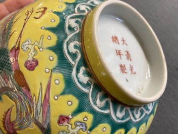 Een Chinese famille rose 'draak en feniks' kom met gele fondkleur, Guangxu merk en periode