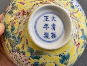 Een Chinese famille rose kom met floraal decor op gele fondkleur, Yongzheng merk maar wellicht later