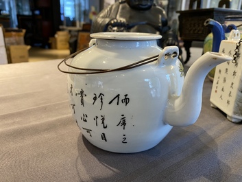 Een Chinese qianjiang cai theepot met decor van antiquiteiten, gesigneerd Dai Yucheng 戴裕成, gedateerd 1895