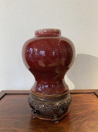 A Chinese langyao vase on a fine wooden base, 18/19th C.