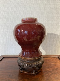 Vase en porcelaine de Chine &agrave; &eacute;mail langyao sur socle en bois sculpt&eacute;, 18/19&egrave;me