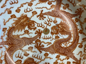 Une coupe en porcelaine de Chine en rouge de fer et dor&eacute;e &agrave;  d&eacute;cor de dragons, marque et probablement &eacute;poque de Xuantong