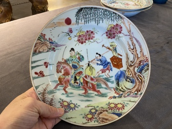 Assiette en porcelaine de Chine famille rose &agrave; d&eacute;cor d'une sc&egrave;ne du 'Xi Xiang Ji' avec Zhang Junrui qui part au capital, Yongzheng