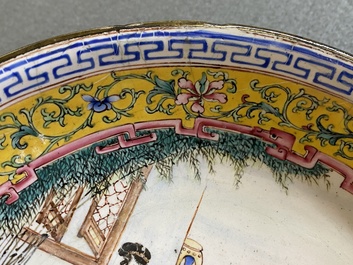 Assiette en &eacute;maux de Canton &agrave; d&eacute;cor 'san niang jiao zi', marque de Shang Xin 賞心, Qianlong