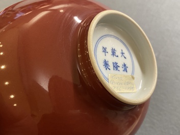 Een Chinese monochrome koperrode kom, Qianlong merk maar wellicht later