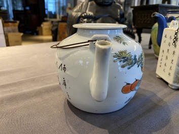 Een Chinese qianjiang cai theepot met decor van antiquiteiten, gesigneerd Dai Yucheng 戴裕成, gedateerd 1895