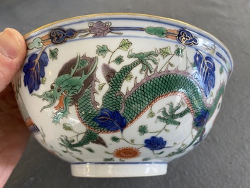 Bol en porcelaine de Chine wucai &agrave; d&eacute;cor de dragons, marque minyao et &eacute;poque de Daoguang