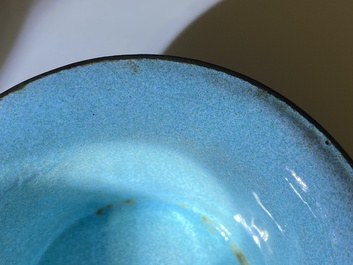Deux bols en &eacute;maux de Canton &agrave; fond bleu, Chine, Qianlong/Jiaqing