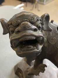 Br&ucirc;le-parfum couvert en bronze en forme d'un Luohan sur un lion bouddhiste, Chine, fin Ming/d&eacute;but du Qing