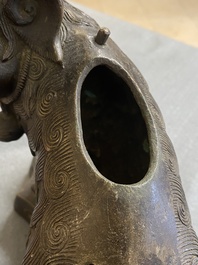 Een Chinese bronzen wierookbrander in de vorm van een Luohan op een boeddhistische leeuw, late Ming/vroege Qing