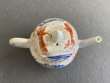 Th&eacute;i&egrave;re couverte en porcelaine de Chine &agrave; d&eacute;cor de carpes et de grues, Yongzheng
