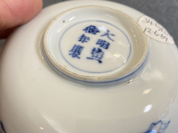 Een paar Chinese blauw-witte en koperrode kommen, Xuande merk, Wanli