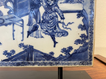 Carreau de forme rectangulaire en porcelaine de Chine en bleu et blanc &agrave; d&eacute;cor d'une d&eacute;capitation, Kangxi