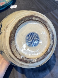 Vase couvert en gr&egrave;s porcelaineux en bleu et blanc de Bat Trang &agrave; d&eacute;cor de dragons, Vietnam, 19/20&egrave;me