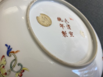 Une coupe en porcelaine de Chine en rouge de fer et dor&eacute;e &agrave;  d&eacute;cor de dragons, marque et probablement &eacute;poque de Xuantong