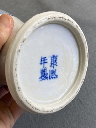 Garniture de quatre vases en porcelaine de Chine en bleu et blanc &agrave; d&eacute;cor de 'dames et gar&ccedil;ons', marque de Kangxi, 19&egrave;me