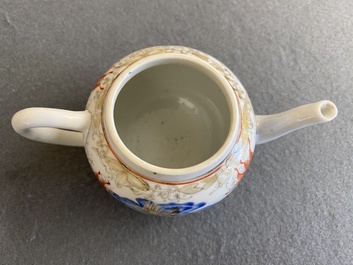Th&eacute;i&egrave;re couverte en porcelaine de Chine &agrave; d&eacute;cor de carpes et de grues, Yongzheng