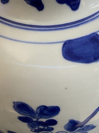 Een Chinese blauw-witte dekselvaas met vogels bij bloesemtakken, Transitie periode