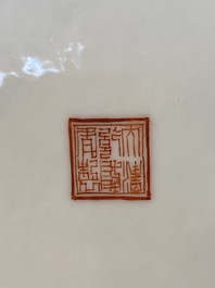 Een Chinese famille rose 'hu' vaas met decor van de 'acht onsterfelijken', Qianlong merk, Republiek