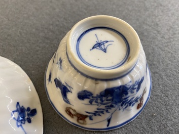 Een Chinese blauw-witte en koperrode kop en schotel, Kangxi