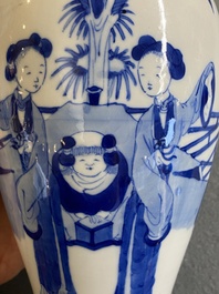 Een Chinees blauw-wit kaststel van vier vazen met dames en kinderen, Kangxi merk, 19e eeuw