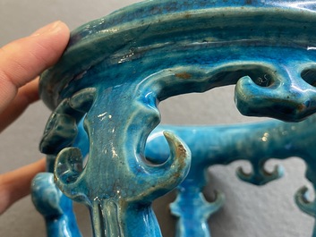 Een Chinees monochroom turquoise-geglazuurd ornament voor een vissenkom, Kangxi