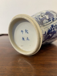 Vase en porcelaine de Chine en bleu et blanc &agrave; monture en argent, Kangxi
