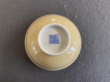 Bol en porcelaine de Chine monochrome &agrave; &eacute;mail dit caf&eacute;-au-lait, marque de Jiaqing, R&eacute;publique