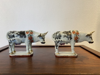 Paire de vaches en porcelaine de Chine de la Compagnie des Indes pour le march&eacute; hollandais d'apr&egrave;s des mod&egrave;les en fa&iuml;ence de Delft, Qianlong