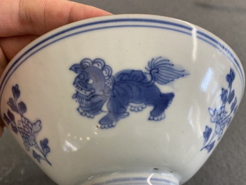 Een Chinese blauw-witte kom met boeddhistische leeuwen, Jiajing merk, Shunzhi