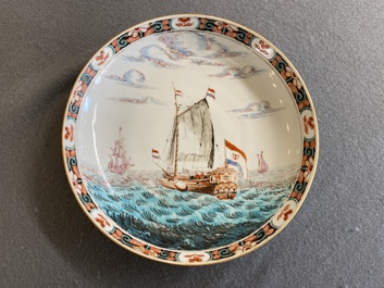 Assiette en porcelaine de Chine surd&eacute;cor&eacute;e aux Pays-Bas &agrave; d&eacute;cor d'un navire marchand, Kangxi