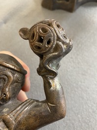 Een Chinese bronzen wierookbrander in de vorm van een Luohan op een boeddhistische leeuw, late Ming/vroege Qing