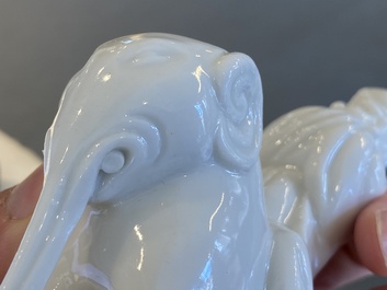 Deux sculptures de Guanyin et d'un marchand sogdien sur &eacute;l&eacute;phants en porcelaine blanche de Chine de Dehua, Kangxi