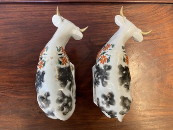 Een paar Chinese porseleinen koeien naar Delfts voorbeeld voor de Nederlandse markt, Qianlong