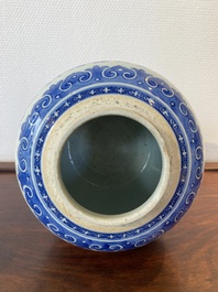 Pot en porcelaine de Chine en bleu et blanc &agrave; d&eacute;cor de rinceaux de lotus, Qianlong