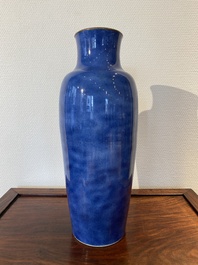 Een Chinese poederblauwe vaas met koperen montuur, Xuande merk, Kangxi