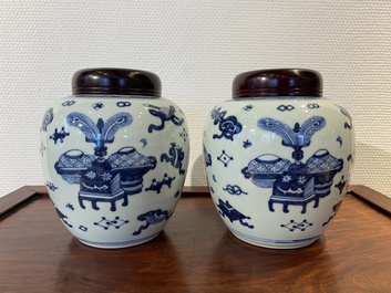 Paire de pots en porcelaine de Chine en bleu et blanc &agrave; d&eacute;cor d'antiquit&eacute;s, Kangxi