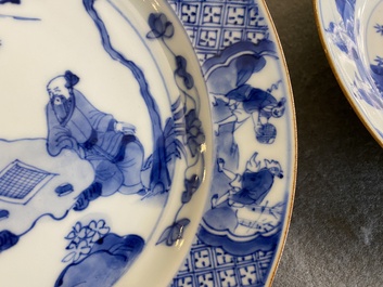 Een paar Chinese blauw-witte borden met geleerden, Kangxi